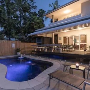  Holiday home Seabreeze Beachfront - Clifton Australia
